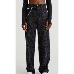 H & M x No Fear~High Rise Relaxed Y2K  90s Graphic Print Cotton Jeans-in size 4